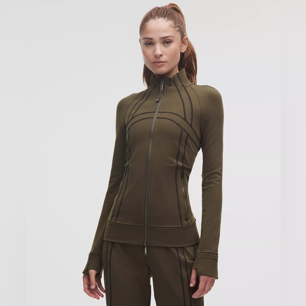 NWT Lululemon Define Track Jacket
Luon - Olive brown/black - SIZE 8